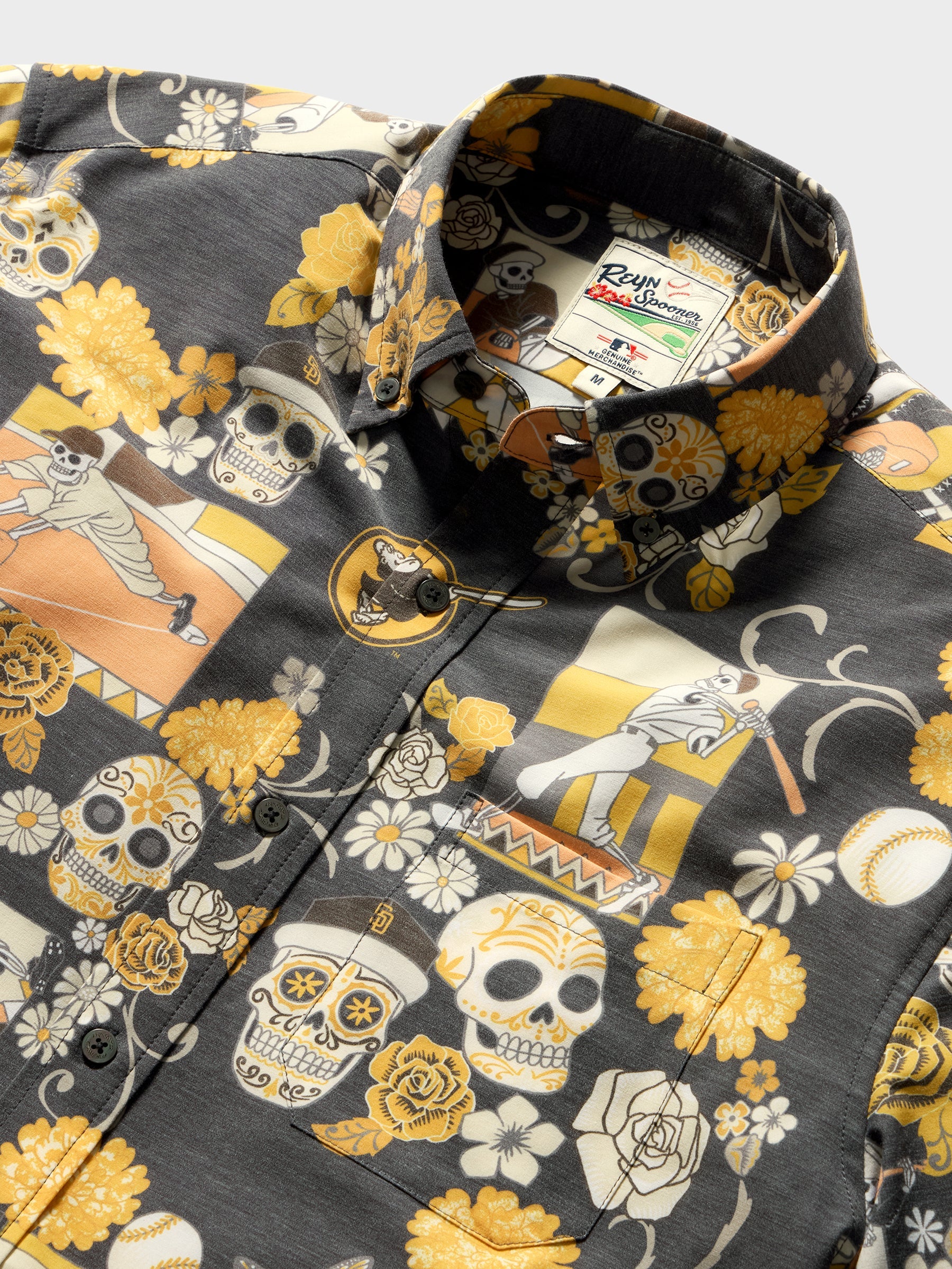 Reyn Spooner MLB® San Diego Padres Dia De Los Muertos Performance Button Front