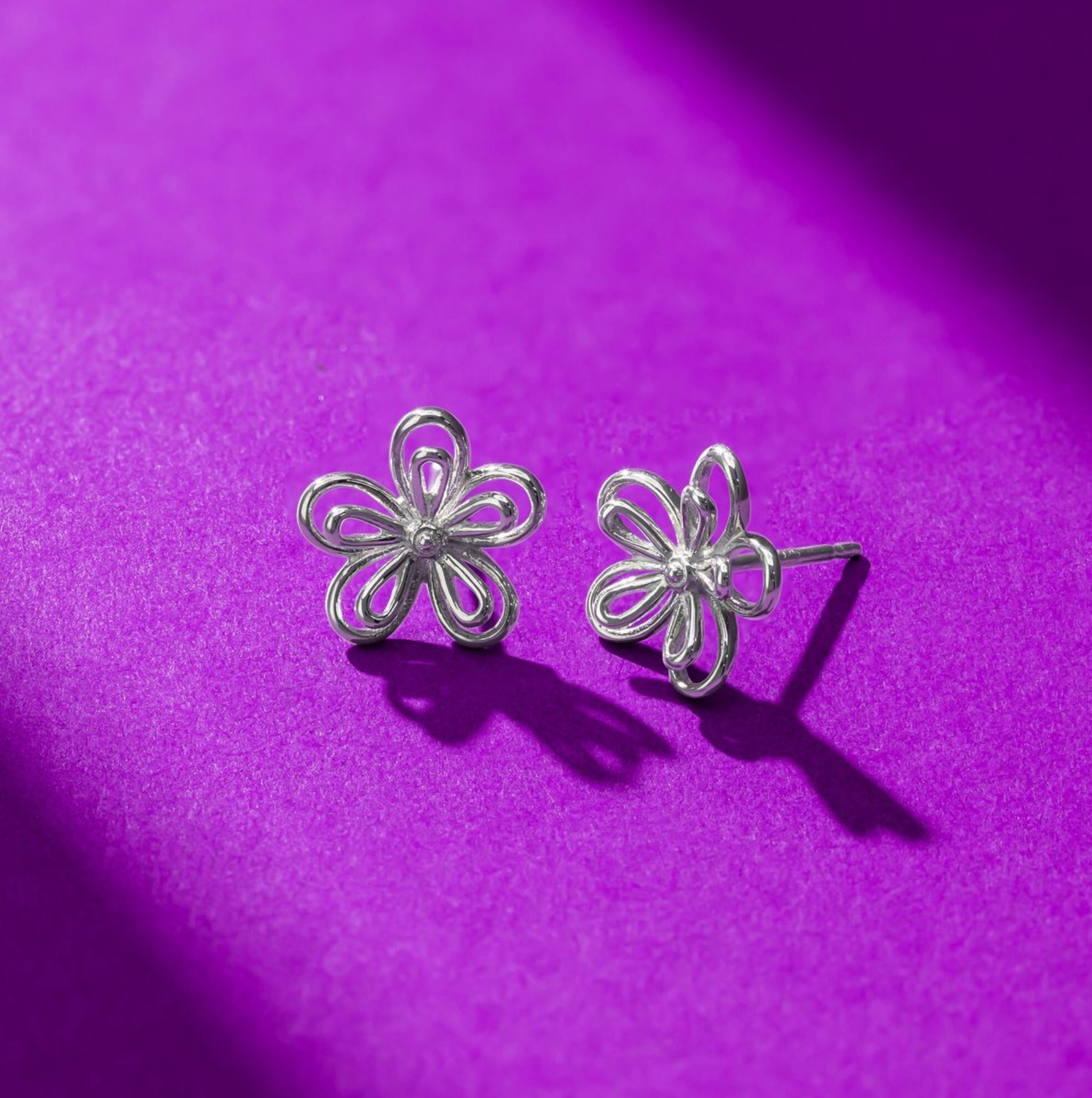 BOMA Outline Daisy Earring Studs